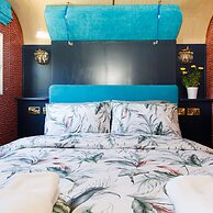 The Showman s Carriage King Bed Close to Beach