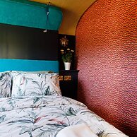 The Showman s Carriage King Bed Close to Beach