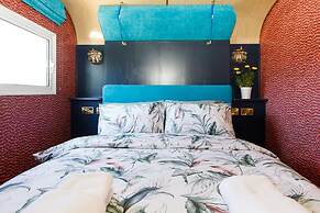 The Showman s Carriage King Bed Close to Beach