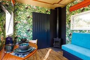 The Showman s Carriage King Bed Close to Beach