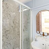 The Showman s Carriage King Bed Close to Beach