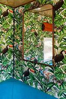 The Showman s Carriage King Bed Close to Beach