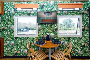 The Showman s Carriage King Bed Close to Beach