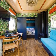 The Showman s Carriage King Bed Close to Beach