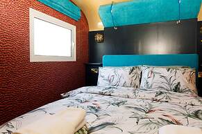 The Showman s Carriage King Bed Close to Beach