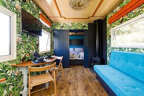 The Showman s Carriage King Bed Close to Beach