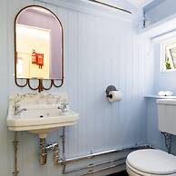 The Showman s Carriage King Bed Close to Beach