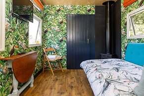 The Showman s Carriage King Bed Close to Beach