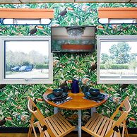 The Showman s Carriage King Bed Close to Beach