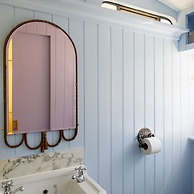 The Showman s Carriage King Bed Close to Beach