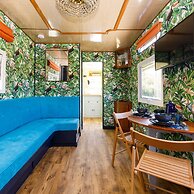 The Showman s Carriage King Bed Close to Beach