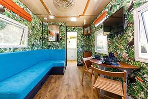 The Showman s Carriage King Bed Close to Beach