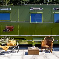 The Showman s Carriage King Bed Close to Beach