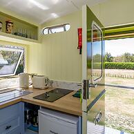 The Showman s Carriage King Bed Close to Beach