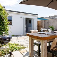 Charming Bolthole 400m to Beach