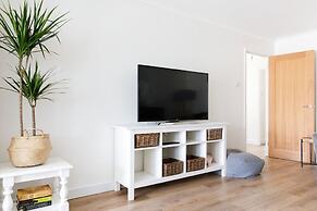 Charming Bolthole 400m to Beach