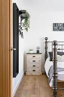 Charming Bolthole 400m to Beach