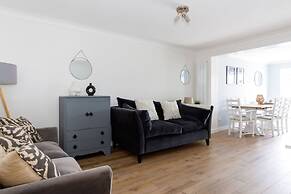 Charming Bolthole 400m to Beach