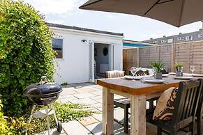 Charming Bolthole 400m to Beach