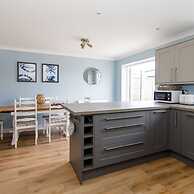 Charming Bolthole 400m to Beach