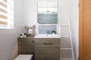 Charming Bolthole 400m to Beach