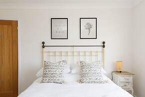 Charming Bolthole 400m to Beach