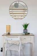 Charming Bolthole 400m to Beach