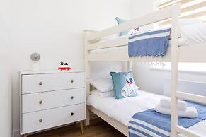 Charming Bolthole 400m to Beach