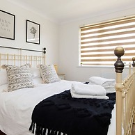 Charming Bolthole 400m to Beach