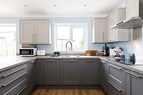 Charming Bolthole 400m to Beach