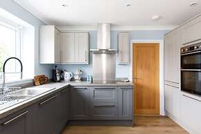 Charming Bolthole 400m to Beach