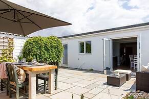 Charming Bolthole 400m to Beach