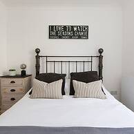 Charming Bolthole 400m to Beach