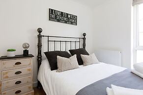 Charming Bolthole 400m to Beach