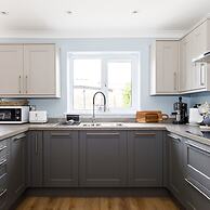 Charming Bolthole 400m to Beach