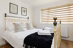 Charming Bolthole 400m to Beach