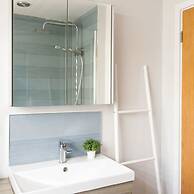 Charming Bolthole 400m to Beach