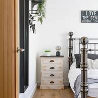 Charming Bolthole 400m to Beach