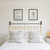 Charming Bolthole 400m to Beach