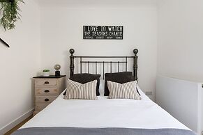 Charming Bolthole 400m to Beach