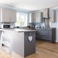 Charming Bolthole 400m to Beach