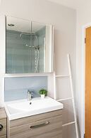 Charming Bolthole 400m to Beach