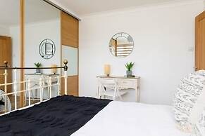 Charming Bolthole 400m to Beach