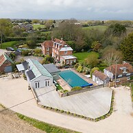 Amazing 5 BR Country Home Pool Gym Yoga Studio