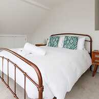 Mariners Stylish Beachside Getaway With Sea Views