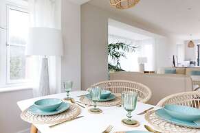 Mariners Stylish Beachside Getaway With Sea Views