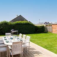 Mariners Stylish Beachside Getaway With Sea Views