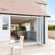 Mariners Stylish Beachside Getaway With Sea Views