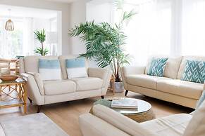 Mariners Stylish Beachside Getaway With Sea Views