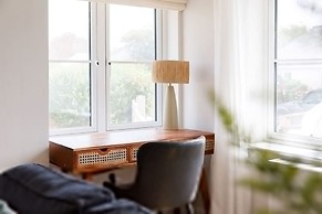 Mariners Stylish Beachside Getaway With Sea Views